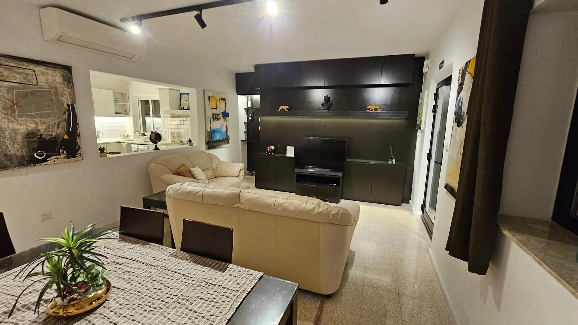 3 Bedroom Apt In Prime Location 5M Away From Beach location